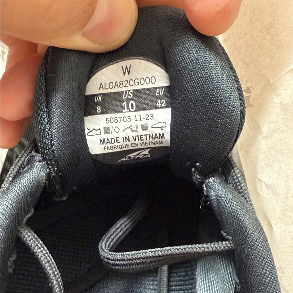 Altra Black and White Running Shoes 10W - Picture 12 of 12